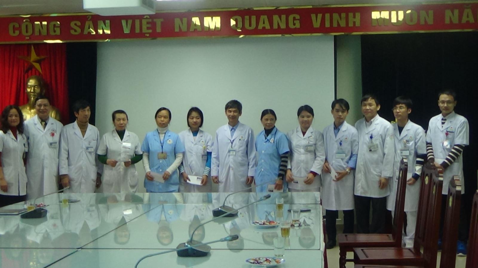 Công đoàn Bệnh viện đa khoa tỉnh Bắc Ninh tổ chức gặp mặt và tặng quà các gia đình có hoàn cảnh khó khăn nhân dịp Tết nguyên đán Đinh Dậu 2017 